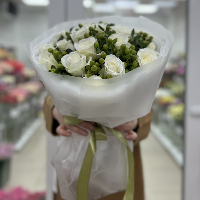 17 белых роз с гиперикумом